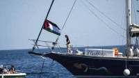 إسرائيل تعترض سفينة الناشطين إلى غزة وتطلب من ركابها العودة إلى دولهم